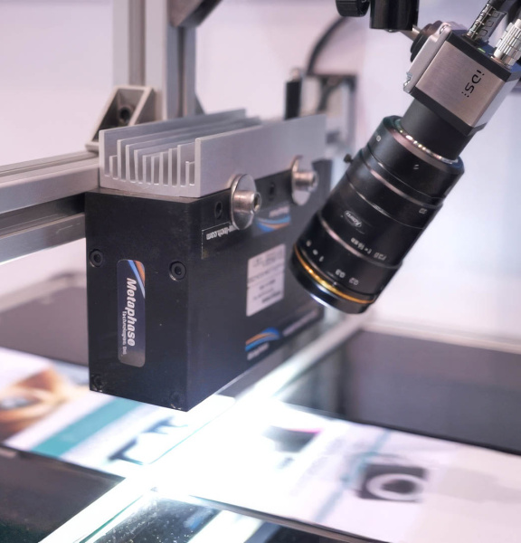La cámara con objetivo IDS uEye observa una producción de papel impreso