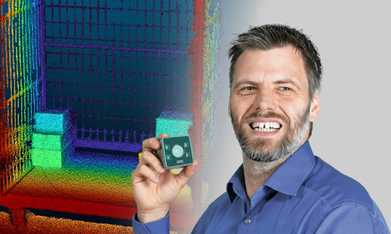 Patrick Schick, Product Manager, con la cámara 3D Nion y una nube de puntos.