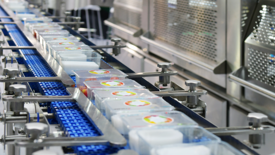 Envases de alimentos empaquetados en una línea transportadora