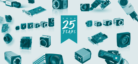 Collage del sello 25 Años IDS y cámaras IDS a su alrededor.