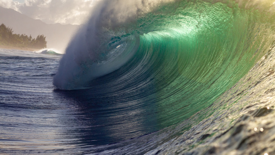 Las olas moldean el litoral marítimo