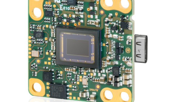 Cámara industrial compacta a nivel de placa de IDS con sensor de imagen expuesto y conexión USB-C